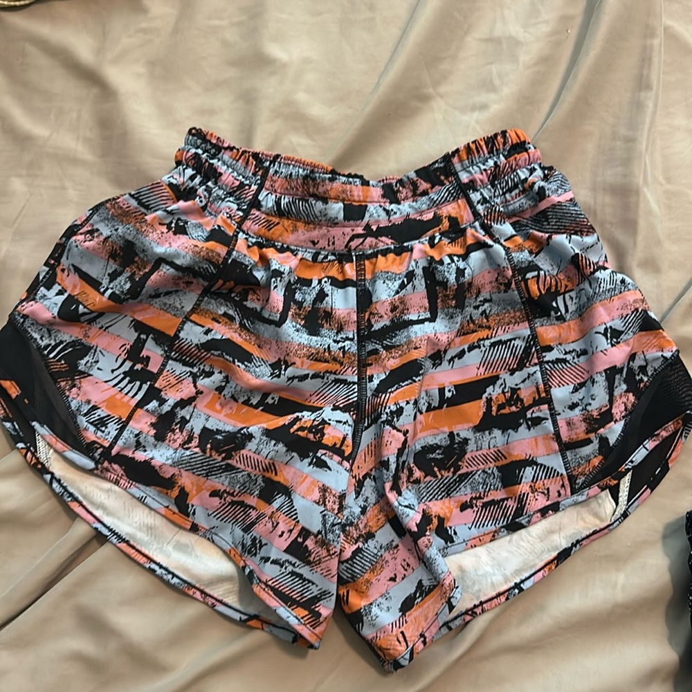 Lululemon Hotty Hot Low-Rise Lined
Short 4"
Colour Inversion Multi/Black, Size 2